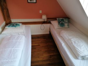 slaapkamer met 2 eenpersoons bedden