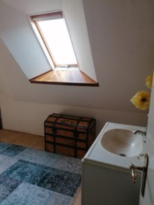 slaapkamer met 2 eenpersoons bedden