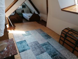 slaapkamer met 2 eenpersoons bedden