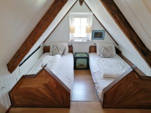 slaapkamer met 2 eenpersoons bedden