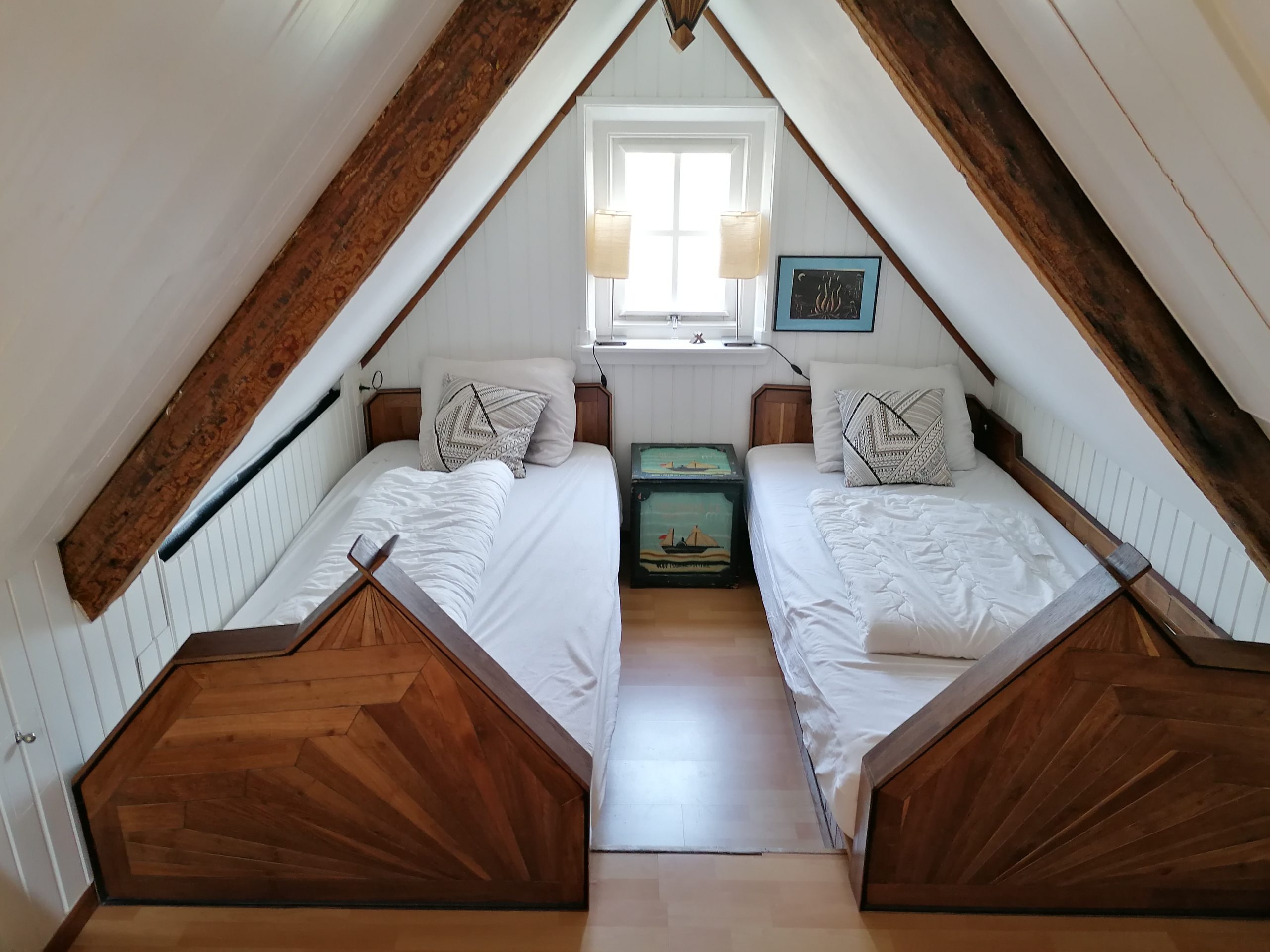 slaapkamer met 2 eenpersoons bedden